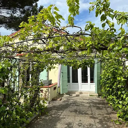 Pretty Harbour House With Garden
