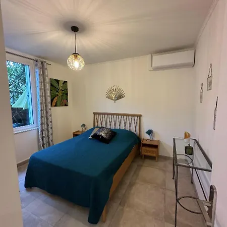 Pretty Harbour House With Garden