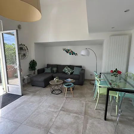 펜션 Pretty Harbour House With Garden 망들리유 라 나플